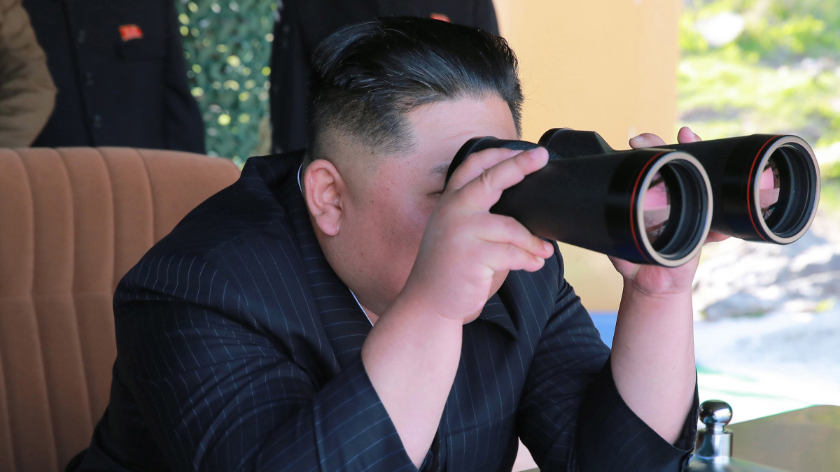 A KCNA észak-koreai állami hírügynökség által közreadott képen Kim Dzsong Un elsőszámú észak-koreai vezető, a Koreai Munkapárt első titkára, a Nemzetvédelmi Bizottság első elnöke egy észak-koreai rakétatüzérségi egység lőgyakorlatát felügyeli egy meg nem nevezett támaszponton 2019. május 9-én. Az állami média szerint különféle nagy hatótávolságú csapásmérő eszközöket vetettek be a gyakorlaton.