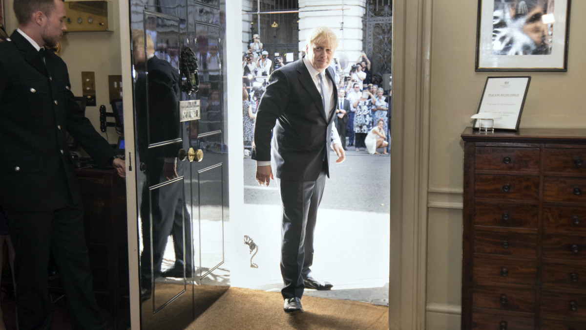 Boris Johnson új brit miniszterelnök belép a londoni kormányfői rezidenciára, a Downing Street 10.-be 2019. július 24-én. Az elődje, Theresa May lemondott.
