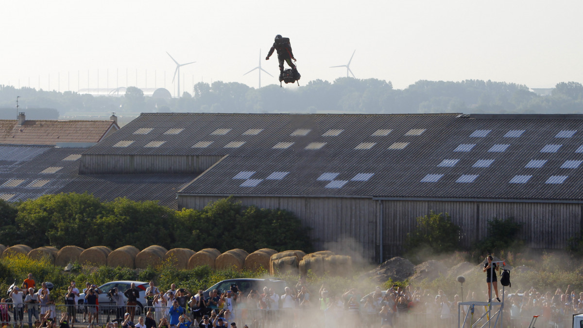 Franky Zapata francia jet-ski bajnok sugárhajtású légdeszkájával (flyboard) megkezdi rekordkísérletét az észak-franciaországi Sangatte városban 2019. július 25-én. A 40 éves férfi Sangatte-ből indulva az általa kifejlesztett légdeszkán akar átrepülni a La Manche csatorna felett, majd Dovernél érne Angliába. A mintegy 40 kilométernyi távolság leküzdéséhez tankolnia is kell a légdeszkával útközben.