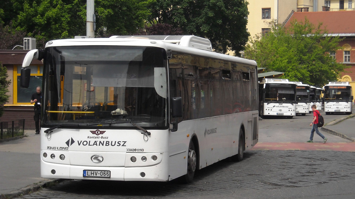 Egy kisdiák tart az egyik autóbusz felé a Volánbusz Zrt. Széna téri autóbusz végállomásán, ahol a helyközi járatokon közlekedő autóbuszok várnak az indulásra. MTVA/Bizományosi: Jászai Csaba  *************************** Kedves Felhasználó!