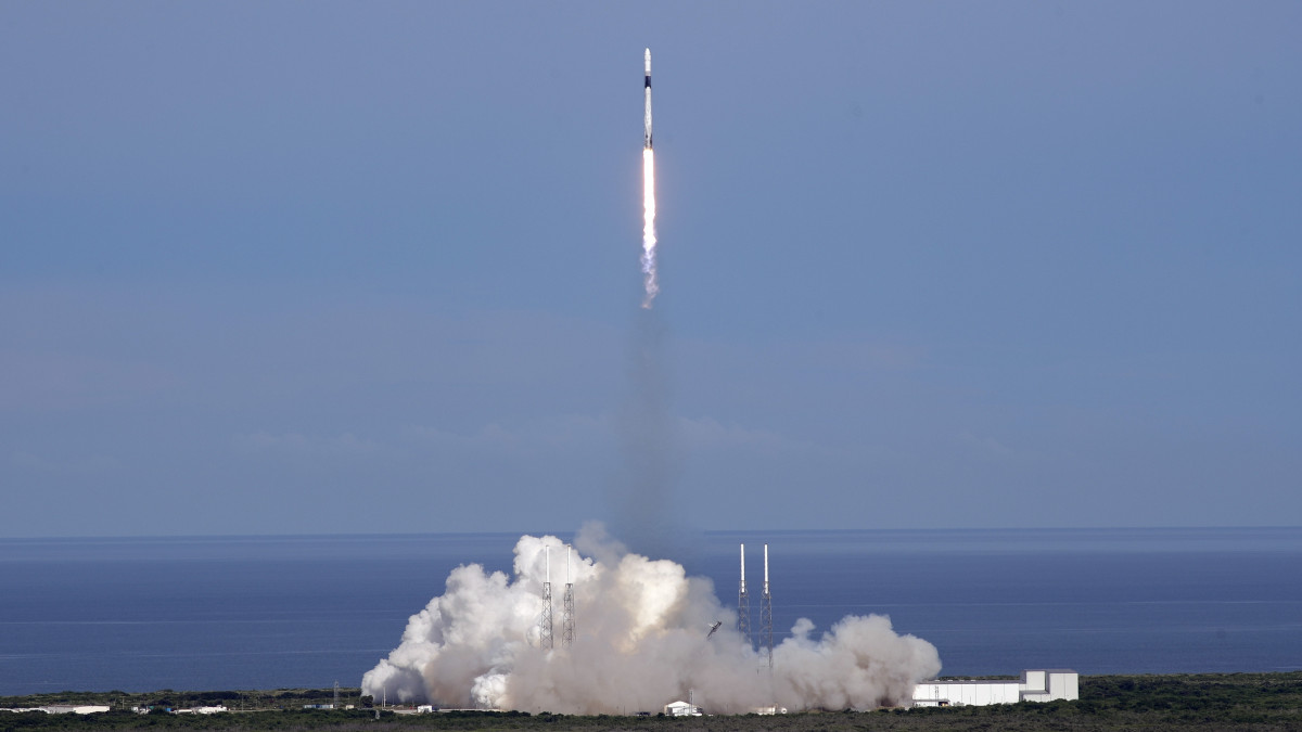 Felbocsátják a SpaceX amerikai űrkutatási magánvállalat Falcon 9-es hordozórakétáját a floridai Cape Canaveral-i űrközpontból 2019. július 25-én. A Falcon ezúttal egy ellátmánnyal és berendezésekkel megrakott Dragon teherűrhajót vitt magával a Nemzetközi Űrállomásra. Ez már a tizennyolcadik ellátó küldetés Dragon űrhajóval.