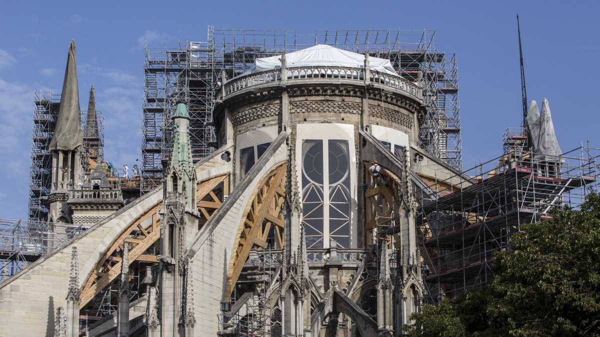 Munkások a tűzvész sújtotta párizsi Notre-Dame-székesegyház javítási munkálatai közben 2019. július 24-én. A 850 éves gótikus épületben április 15-én kitört tűzvészben leégett a tetőszerkezet és leomlott a kúp alakú huszártorony. A tetőszerkezetben és a torony borításában levő ólom a tűzvészben megolvadt, a levegőben szálló ólompor miatt a székesegyház előtti tér lezárva marad. A francia parlament július 16-án elfogadta a megrongálódott épület felújításáról szóló törvényt, amely öt évre tervezi a munkálatok időtartamát.