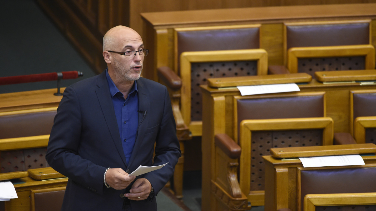 Tóbiás József, az MSZP képviselője felszólal az egyes ügyintézési folyamatok egyszerűsítéséről szóló általános vitában az Országgyűlés plenáris ülésén 2019. március 20-án.