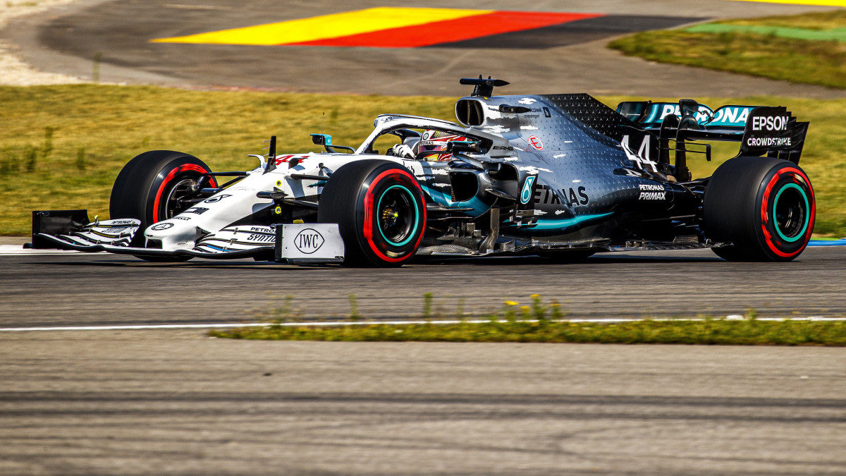 Lewis Hamilton, a Mercedes brit versenyzője a Forma-1-es autós gyorsasági világbajnokság Német Nagydíjának első szabadedzésén a hockenheimi versenypályán 2019. július 26-án. A futamot július 28-án rendezik.