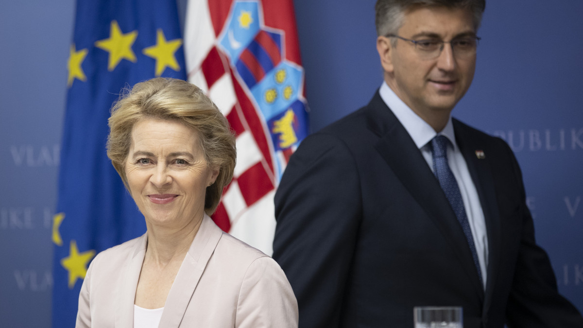 Ursula von der Leyen, az Európai Bizottság elnöke és Andrej Plenkovic horvát miniszterelnök a zágrábi kormányépületben 2019. július 30-án.