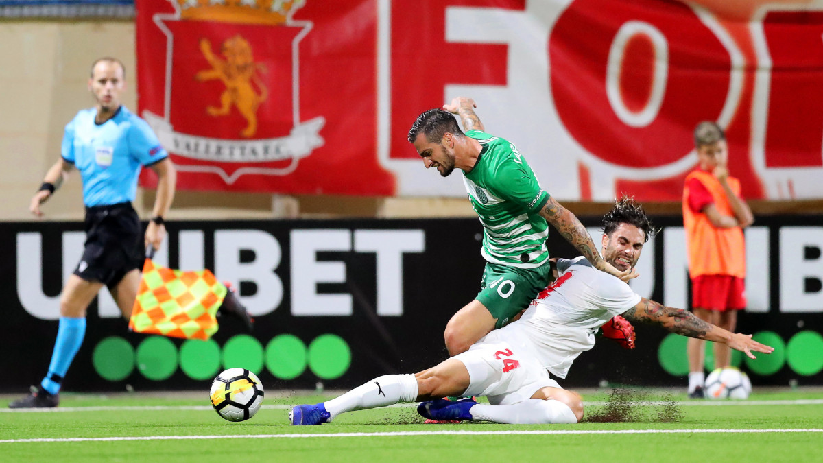 Davide Lanzafame, a Ferencváros (b) és Rowen Muscat, a Valletta FC játékosa a labdarúgó Bajnokok Ligája selejtezőjének második fordulójában  játszott visszavágó mérkőzésen Ta Qaliban 2019. július 30-án.