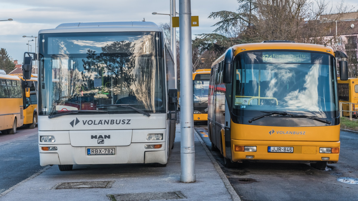 A szentendrei Volánbusz pályaudvaron indulásra várakoznak a busztársaság járművei.  MTVA/Bizományosi: Faludi Imre  *************************** Kedves Felhasználó!