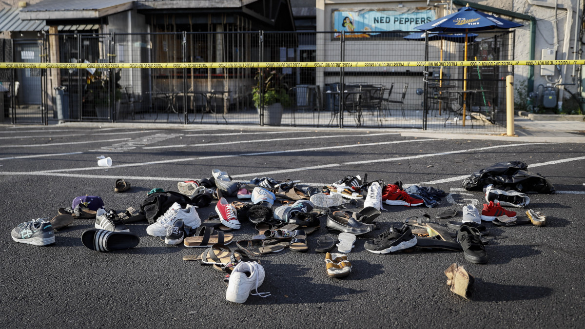 Cipők egy tömeggyilkosság helyszíne, a daytoni Ned Peppers bár előtt 2019. augusztus 4-én. Az előző este egy férfi lőfegyverével legalább kilenc embert megölt, tizenhatot pedig megsebesített a szórakozóhelyen, mielőtt a rendőrök agyonlőtték. Néhány órán belül ez volt a második, halálos áldozatokat is követelő lövöldözés az Egyesült Államokban.