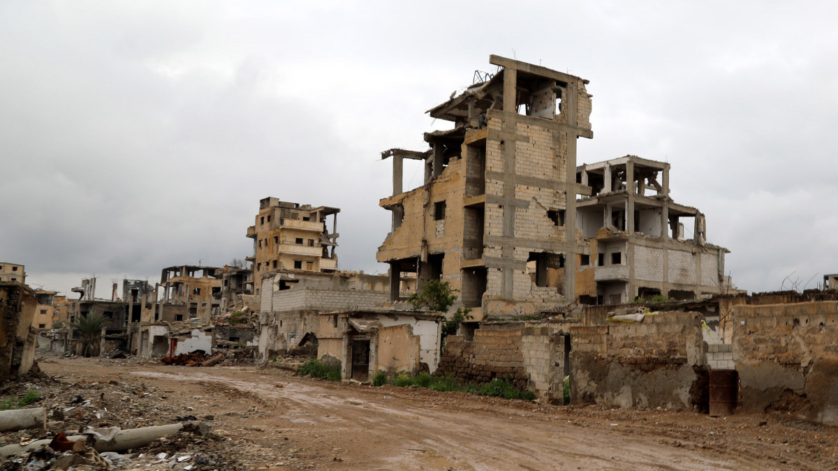2019. április 8-án közreadott kép lerombolt épületekről Rakka északi nagyvárosban március 31-én, az északnyugat-szíriai Idlíb tartományban dúló harcok idején. Idlíbben 2019 elején robbant ki újra a tűzharc a Bassár el-Aszad szíriai elnökhöz hű hadsereg és az al-Kaida nemzetközi terrorszervezethez kötődő Hajat Tahrír as-Sám (HTS) dzsihadista szövetség vezette lázadók között. Damaszkusz célja, hogy újból a fennhatósága alá vonja a polgárháború szabdalta ország teljes területét.