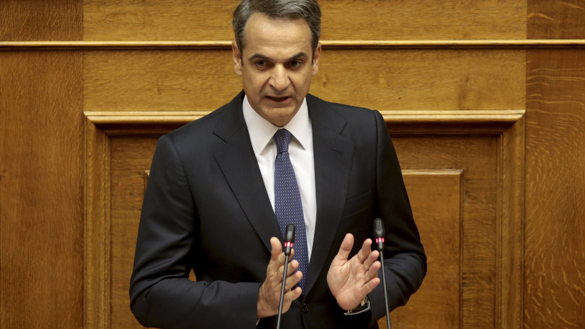 Kiriákosz Micotákisz görög miniszterelnök, a jobboldali Új Demokrácia (ND) párt vezetője ismerteti a kormánya programját az új összetételű athéni parlamentben 2019. július 20-án, a törvényhozók eskütétele után három nappal.