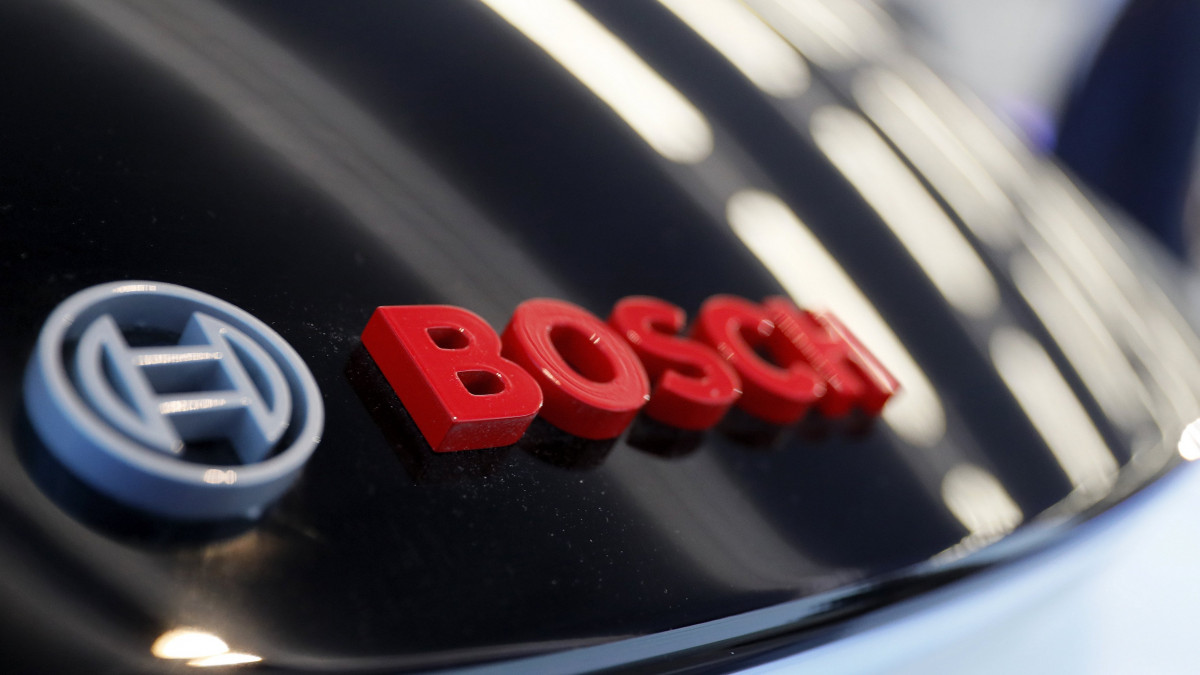Renningen, 2017. május 4.A Bosch logója a cégcsoport kutatás-fejlesztési központjában, a Baden-Württemberg tartománybeli Renningenben 2017. május 4-én. Volkmar Denner, a Robert Bosch GmbH igazgatótanácsának elnöke ezen a napon közzétette a technológiai konszern 2017-es üzleti év első negyedévének üzemi eredményét, amely tizenkét százalékkal haladta meg az árbevételt az előző év azonos időszakához képest. (MTI/EPA/Ronald Wittek)