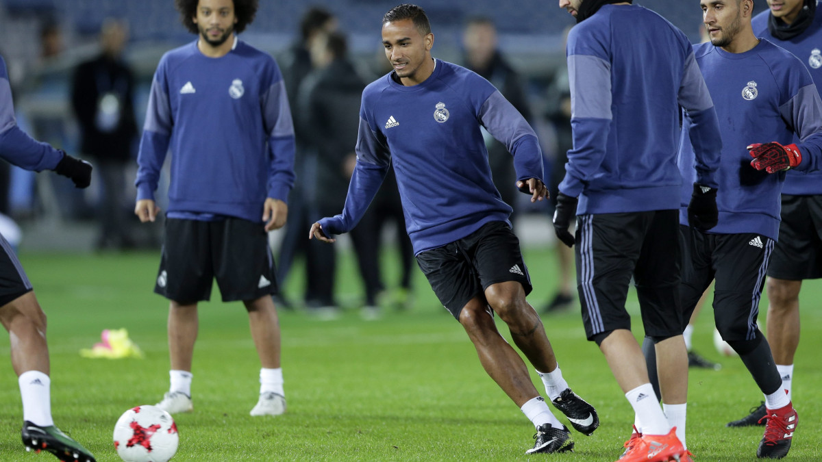 Danilo, a spanyol Real Madrid játékosa (k) a jokohamai stadionban tartott edzésen 2016. december 14-én, egy nappal a labdarúgó klubvilágbajnokság Real Madrid-Club America elődöntő mérkőzése előtt.