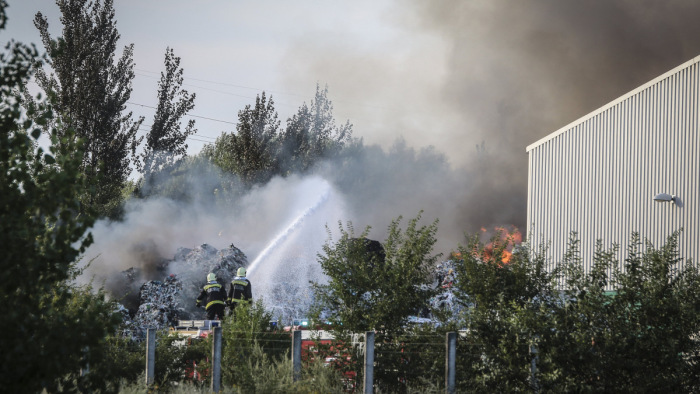 Még mindig nem oltották el a hatalmas tüzet a Balaton közelében