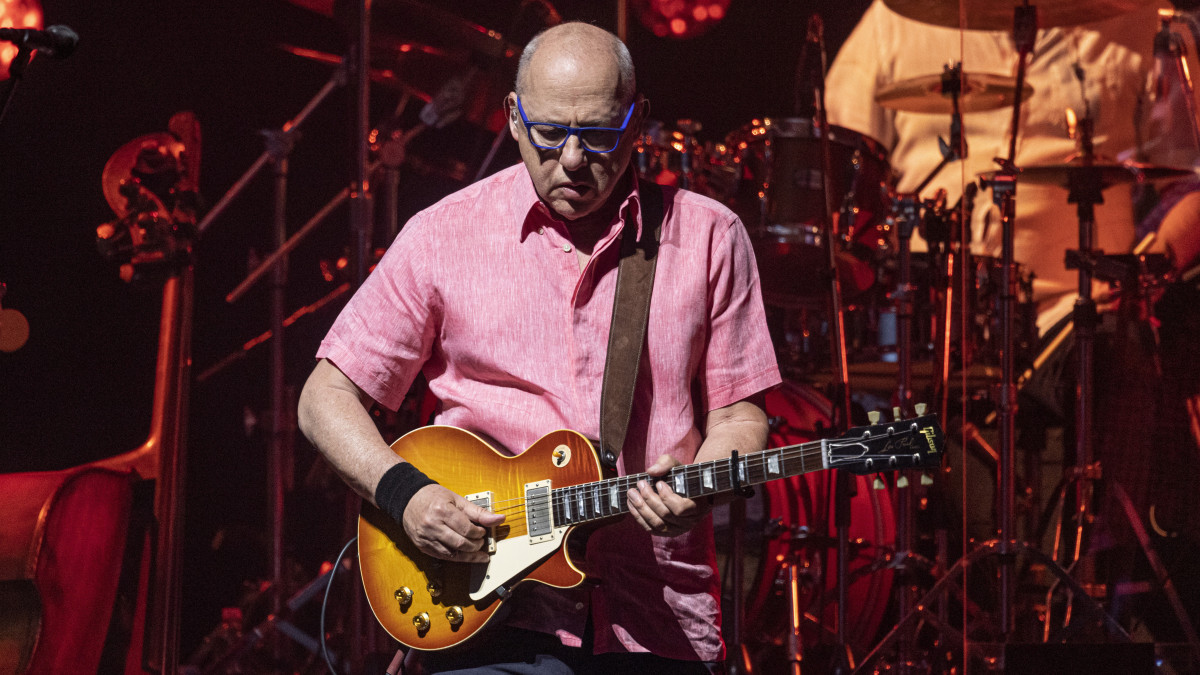 Mark Knopfler brit zenész, az egykori Dire Straits frontembere koncertet ad a Papp László Budapest Sportarénában 2019. július 9-én.