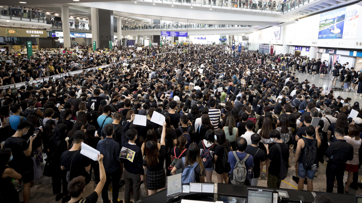 A felfüggesztett kiadatási törvény végleges visszavonását követelő tüntetők a hongkongi nemzetközi repülőtéren 2019. augusztus 12-én.