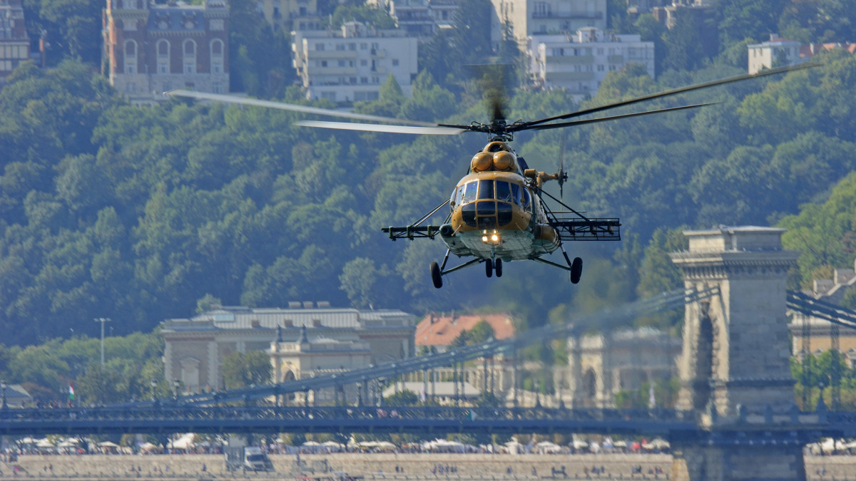 A magyar légierő Mi-17 típusú helikoptere bemutatót tart a Duna felett a vízi és légi parádén 2018. augusztus 20-án, a nemzeti ünnepen.