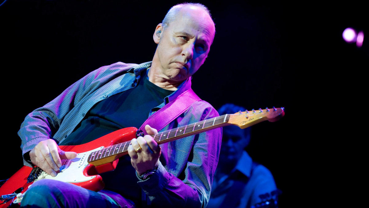 Mark Knopfler brit gitáros-énekes-dalszerző, a Dire Straits rockzenekar alapítója ad koncertet 2010. július 4-én este a Papp László Budapest Sportarénában.