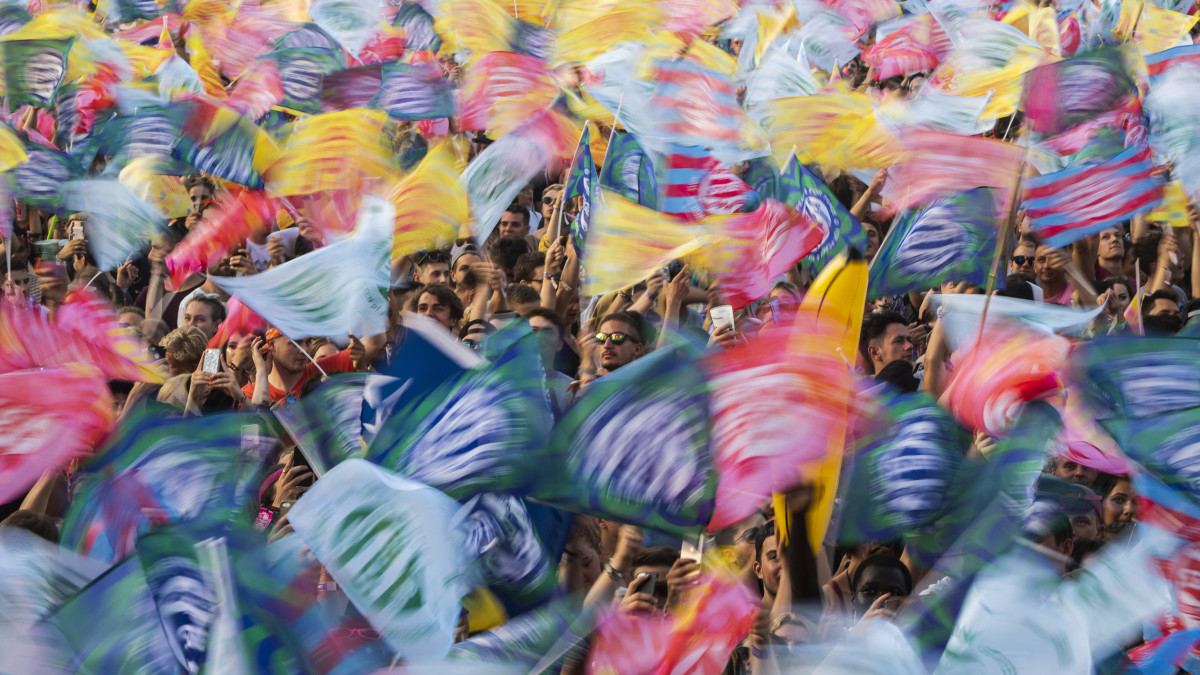 Közös zászlólengetés a 27. Sziget fesztiválon az óbudai Hajógyári-szigeten 2019. augusztus 10-én.