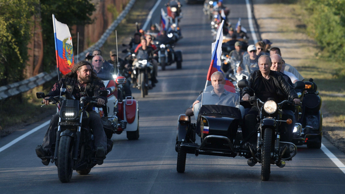 Az elnöki sajtószolgálat által közreadott képen Vlagyimir Putyin orosz elnök (j) Ural típusú oldalkocsis motorkerékpárt vezet, balról Alekszandr Zaldosztanov, az Éjszakai Farkasok motoroscsoport vezetője az ukrajnai Krím félszigeten fekvő Szevasztopol közelében 2019. augusztus 10-én. Putyin az Éjszakai Farkasok találkozójára tart az Orszország által annektált Krímben.