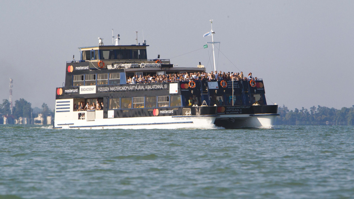 A 36. Balaton-átúszás résztvevőit hajóval viszik át Balatonboglárról Révfülöpre a rajthoz 2018. július 14-én. A versenyzők 5,2 kilométeres távot teljesítenek Révfülöp és Balatonboglár között.