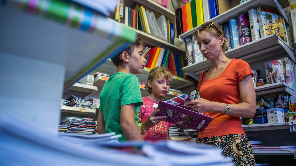 Tanszereket vásárol gyerekeivel egy nő a szeptember eleji iskolakezdésre készülve egy belvárosi papír-írószer szaküzletben Budapesten 2018. augusztus 27-én.