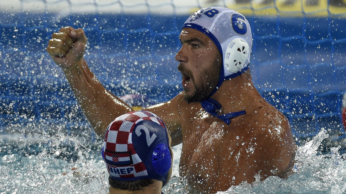 A horvát Marko Macan (b) és a szerb Dusko Pijetlovic a férfi vízilabdatorna elődöntőjében játszott Szerbia - Horvátország mérkőzésen a 17. vizes világbajnokságon a Hajós Alfréd Nemzeti Sportuszodában 2017. július 27-én.