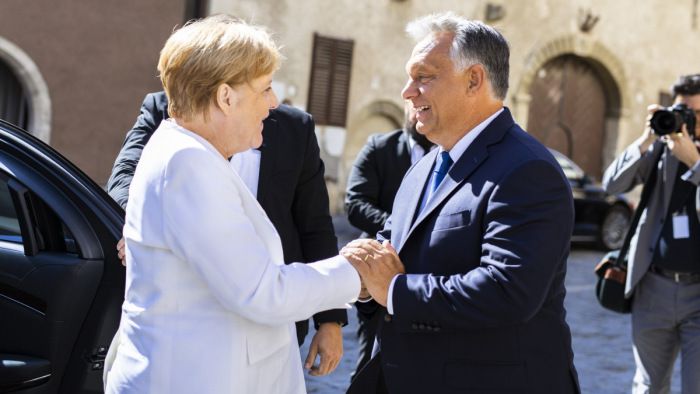 Mráz Ágoston Sámuel: Angela Merkel és Orbán Viktor egyfajta politikai békeszerződést kötött