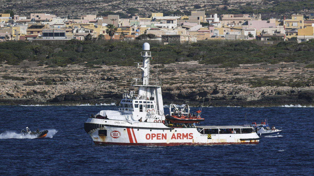 A dél-olaszországi Lampedusa közelében veszteglő Open Arms nevű spanyol civil mentőhajó 2019. augusztus 19-én. A mentőhajón még összesen 107 bevándorló maradt, akik több mint két hete várják sorsuk rendeződését.