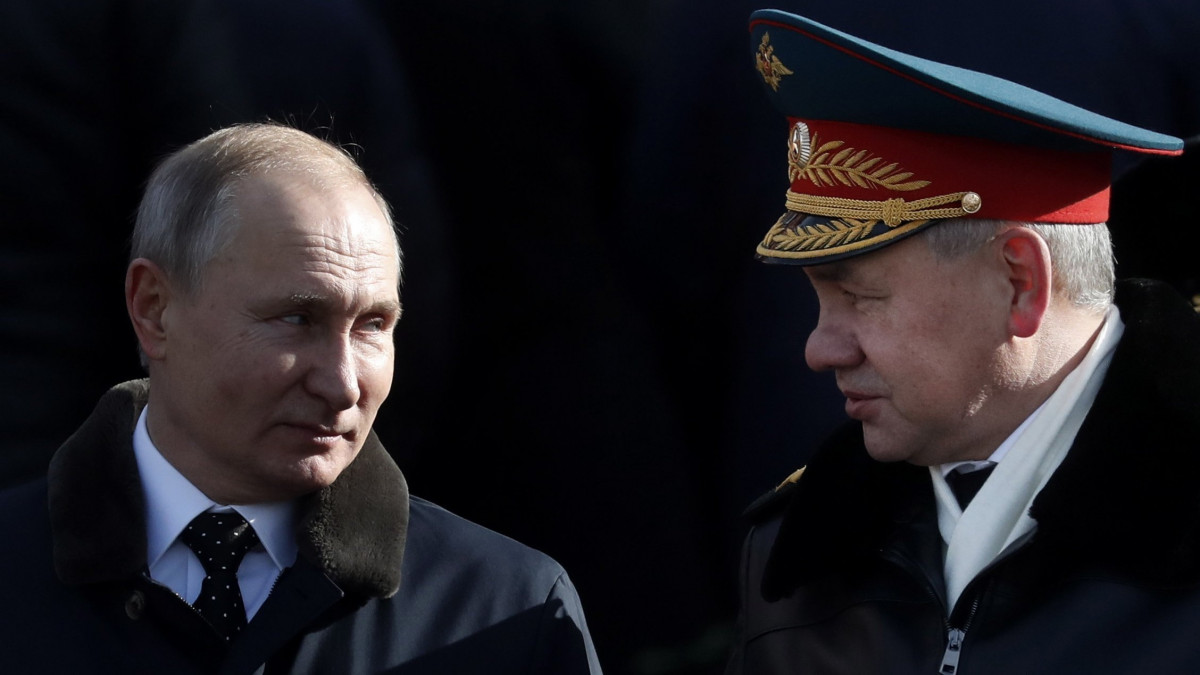 Vlagyimir Putyin orosz elnök (b) és Szergej Sojgu orosz védelmi miniszter koszorúzáson vesz részt az ismeretlen katona sírjánál a haza védőinek napján Moszkvában 2019. február 23-án.