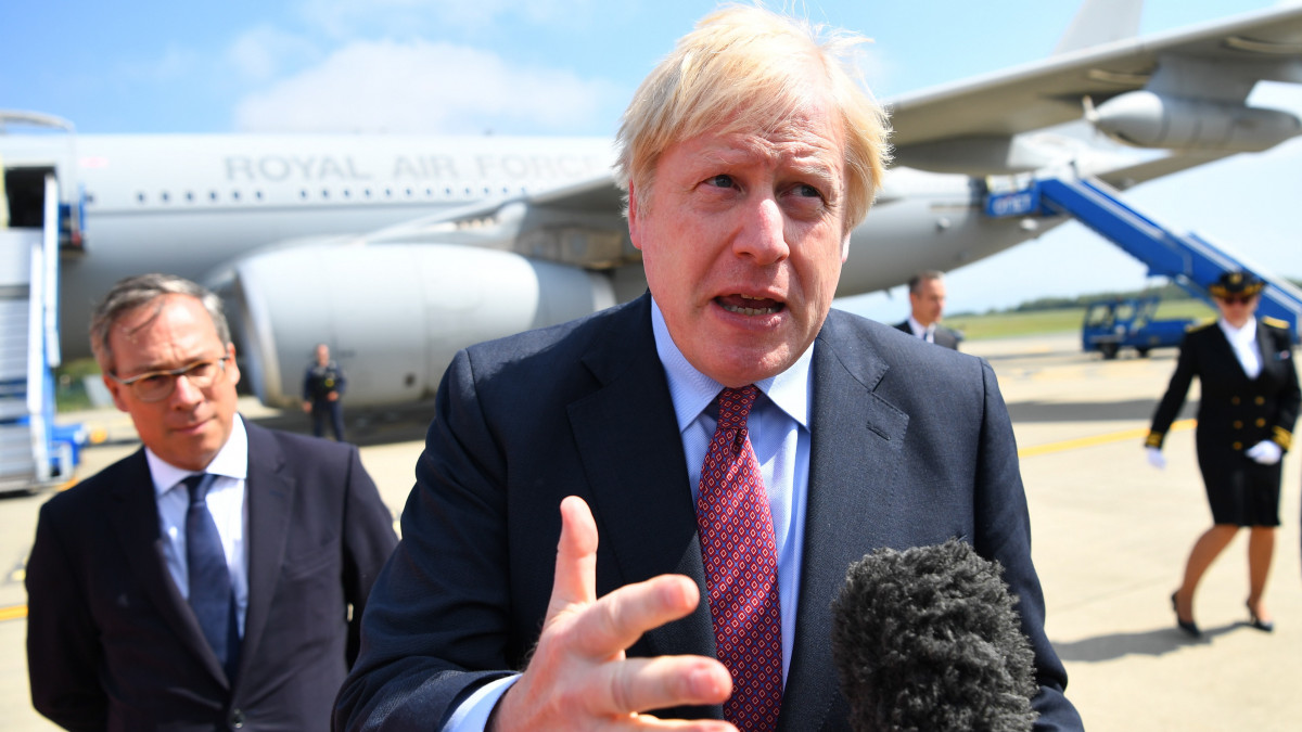 Boris Johnson brit miniszterelnök a délnyugat-franciaországi Biarritz repülőterére érkezik 2019. augusztus 24-én, a hét legfejlettebb ipari ország (G7) csúcstalálkozójának nyitónapján. Idén Franciaország tölti be a G7-ek elnöki tisztségét, a csoport tagjai az Egyesült Államok, Franciaország, Nagy-Britannia, Japán, Németország, Olaszország, Kanada és az Európai Unió.