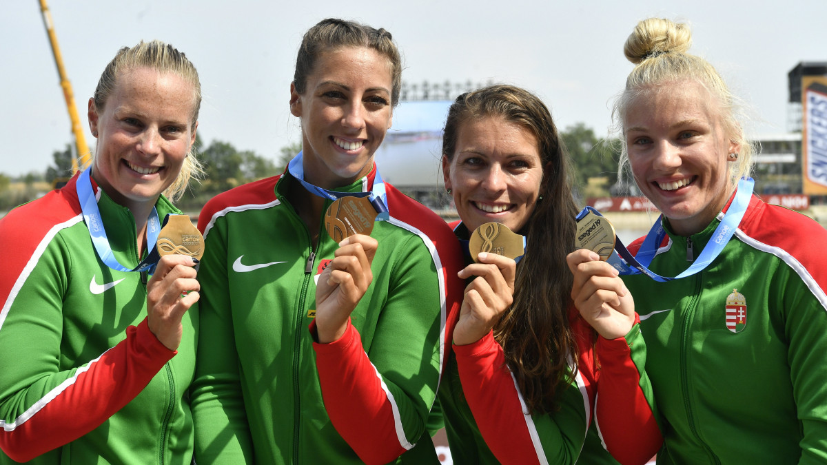 Az aranyérmes Bodonyi Dóra, Csipes Tamara, Medveczky Erika és Gazsó Alida Dóra (b-j) a női kajak négyesek 500 méteres versenyének eredményhirdetésén a szegedi kajak-kenu világbajnokságon 2019. augusztus 25-én.