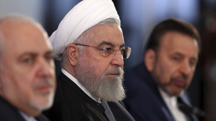 Irán az egyik kezével béketervet nyújt be az ENSZ-nek