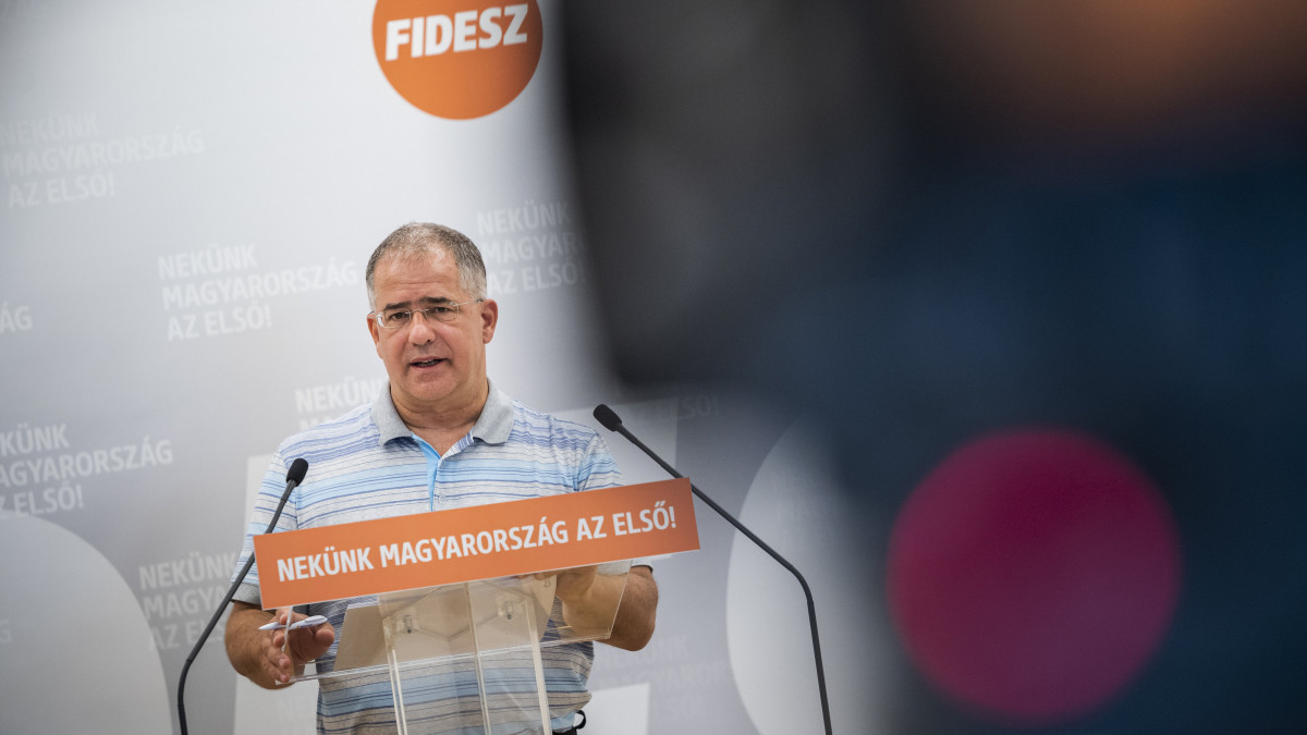 Kósa Lajos, a Fidesz önkormányzati választásokért felelős kampányfőnöke sajtótájékoztatót tart az önkormányzati választásokról a Fidesz Lendvay utcai székházában 2019. július 30-án.