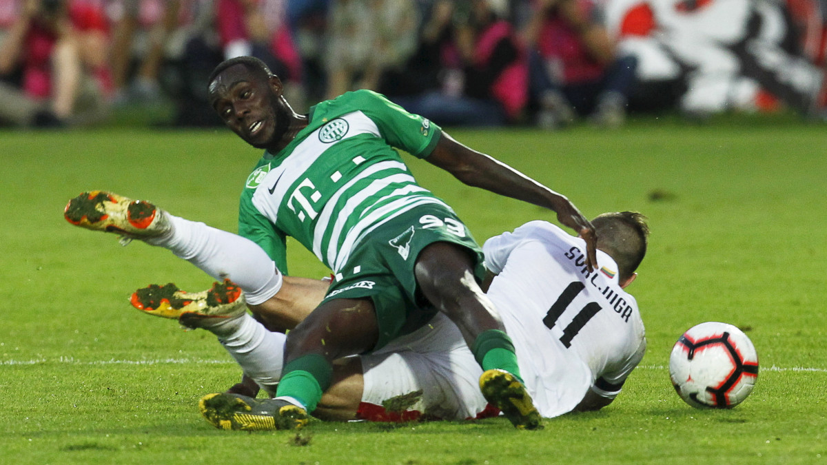 Tokmac Nguen, a Ferencváros (b) és Andro Svrljuga, a litván Suduva játékosa a labdarúgó Európa-liga selejtezőinek 4. fordulójában játszott FK Suduva - Ferencváros első mérkőzésen a dél-litvániai Marijampoléban 2019. augusztus 22-én.