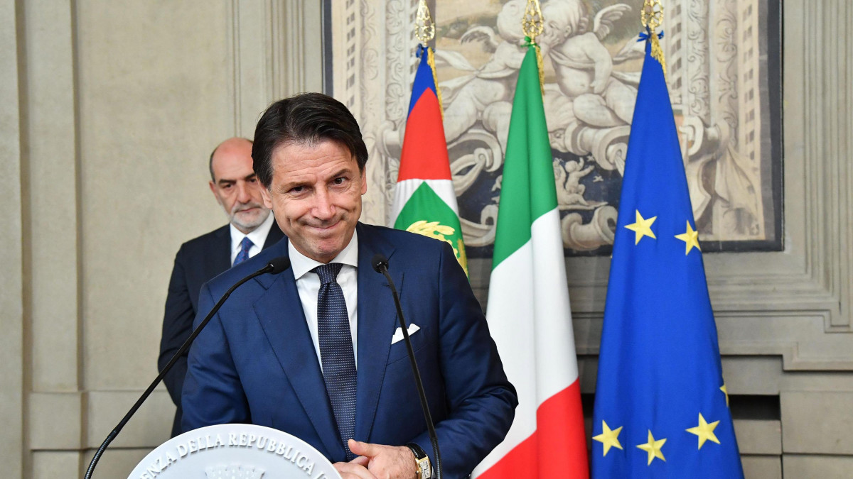 Giuseppe Conte ügyvezető olasz miniszterelnök a sajtó képviselőinek nyilatkozik a római államfői rezidencián, a Quirinale-palotában 2019. augusztus 29-én, miután Sergio Mattarella olasz államfő kormányalakítással bízta meg. Előző nap megállapodás született a baloldali populista Öt Csillag Mozgalom (M5S) és a balközép Demokrata Párt között az új olasz kormánykoalíció felállításáról.