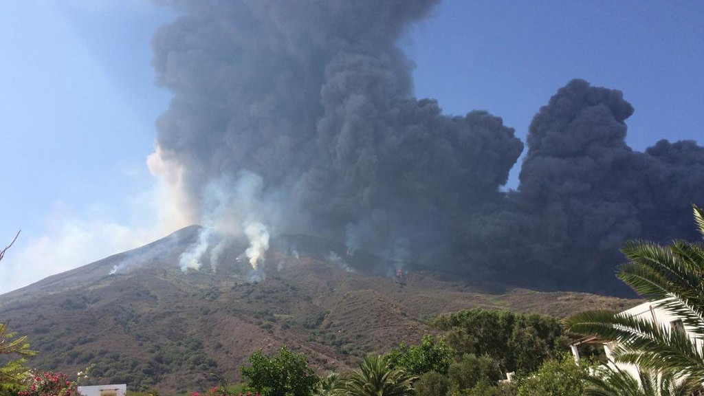 Hamufelhőt lövell a Stromboli tűzhányó a Szicíliától 60 km-re északra elterülő azonos nevű apró szigeten 2019. augusztus 28-án.