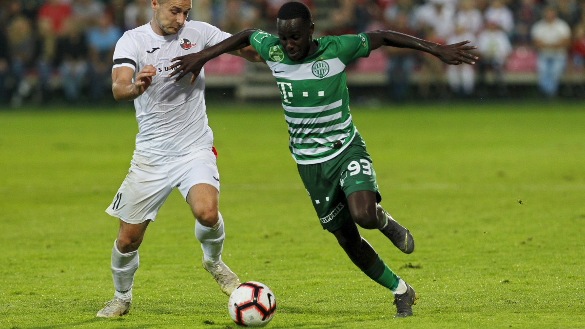 Tokmac Nguen, a Ferencváros (j) és Andro Svrljuga, a litván Suduva játékosa a labdarúgó Európa-liga selejtezőinek 4. fordulójában játszott FK Suduva - Ferencváros első mérkőzésen a dél-litvániai Marijampoléban 2019. augusztus 22-én.