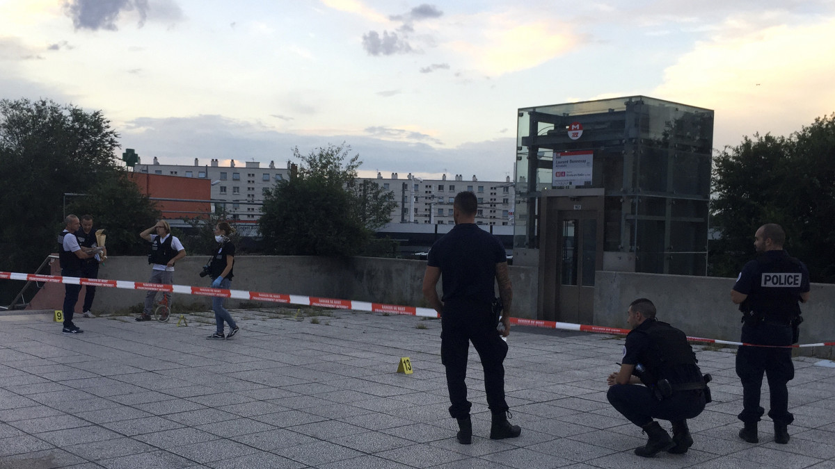 Rendőrök vizsgálódnak a kelet-franciaországi Lyon Villeurbanne nevű elővárosában, ahol egy férfi agyonszúrt egy 19 éves férfit, és kilenc embert megsebesített 2019. augusztus 31-én. A gyanúsítottat őrizetbe vették és előzetes letartóztatásba helyezték.
