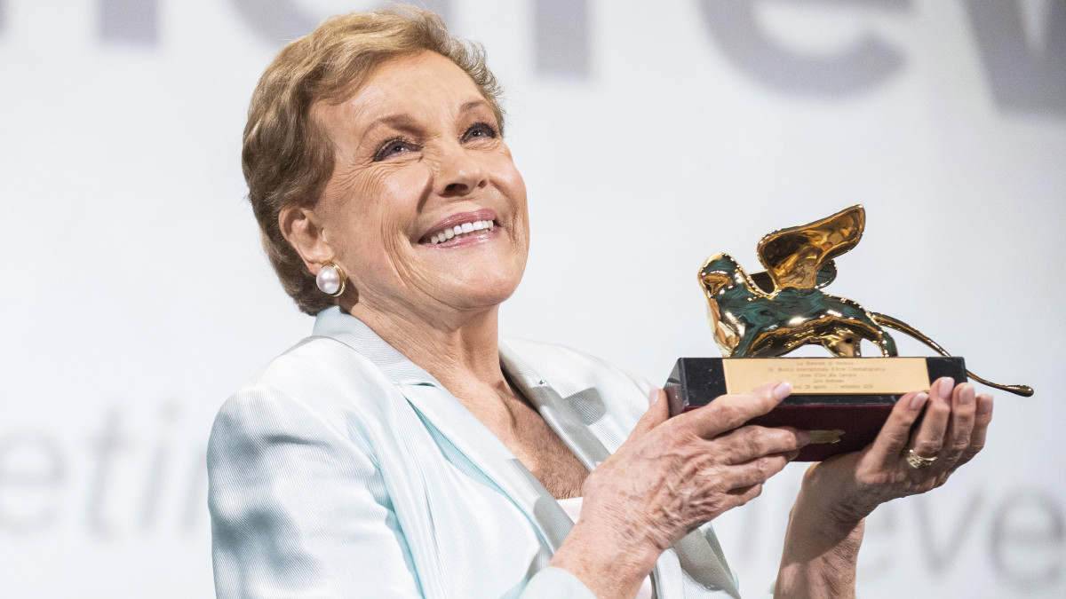 Julie Andrews angol színésznő kezében az életművéért átvett Arany Oroszlán-díjjal a 76. Velencei Filmfesztiválon 2019. szeptember 2-án. A filmes seregszemle szeptember 7-ig tart.