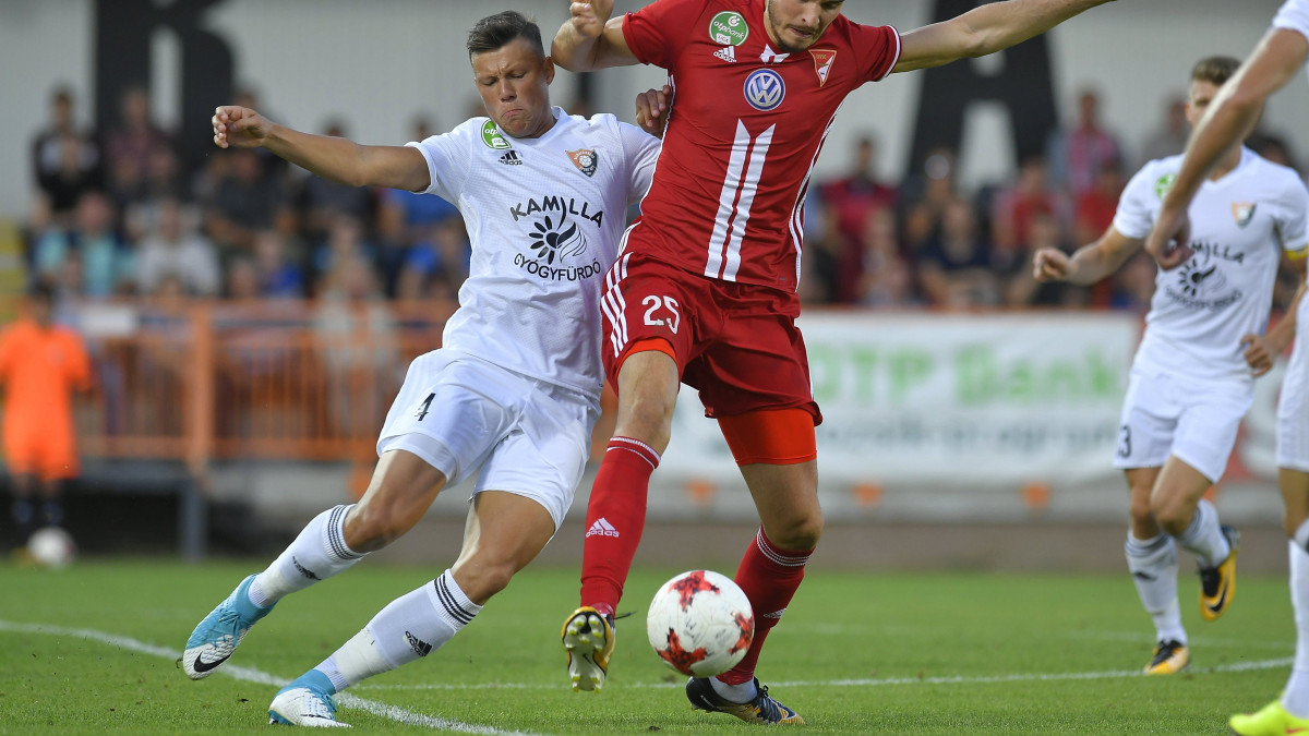 A balmazújvárosi Rus Adrián (b) és a debreceni Haris Tabakovic a labdarúgó OTP Bank Liga 9. fordulójában játszott Balmaz Kamilla Gyógyfürdő - Debreceni VSC mérkőzésen a Balmazújvárosi Városi Stadionban 2017. szeptember 16-án.