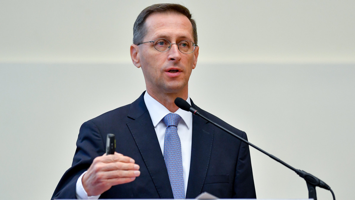 Varga Mihály pénzügyminiszter előadást tart az 57. Közgazdász-vándorgyűlésen a Nyíregyházi Egyetemen 2019. szeptember 7-én.