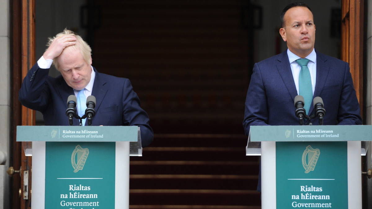 Leo Varadkar ír kormányfő (j) és Boris Johnson brit miniszterelnök közös sajtóértekezletet tart a dublini miniszterelnöki hivatal bejáratában 2019. szeptember 9-én. Boris Johnson szerint továbbra is lehetséges új megállapodás elérése az Európai Unióval a brit EU-tagság megszűnésének (Brexit) feltételrendszeréről a kilépés jelenleg érvényes október 31-i határnapjáig. Az ír kormányfő elsődleges fontosságúnak tartja a fizikai ellenőrzés újbóli bevezetésének elkerülését az ír-északír határon és Írország helyének megőrzését az EU egységes belső piacán.