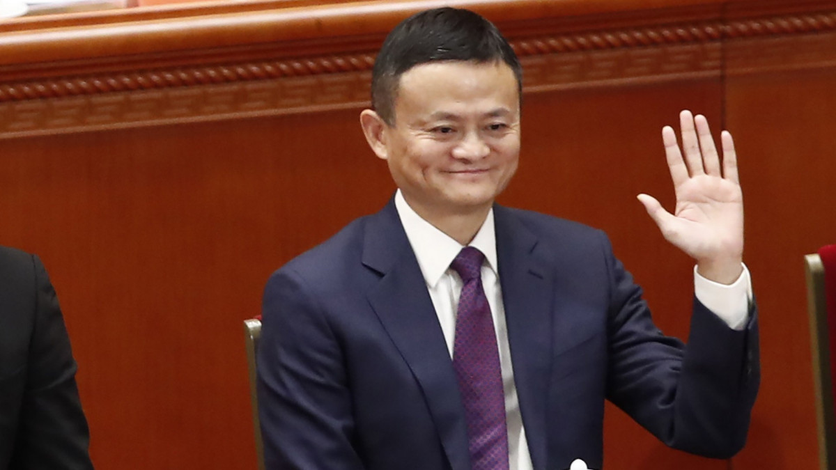 Jack Ma, a kínai Alibaba csoport társalapítója és ügyvezető elnöke (j) és Pony Ma, a Tencent kínai internetes cég elnök-vezérigazgatója a kínai piaci liberalizációt elindító reformok meghirdetése 40. évfordulójának alkalmából tartott ünnepi ülésen a pekingi Nagy Népi Csarnokban 2018. december 18-án.