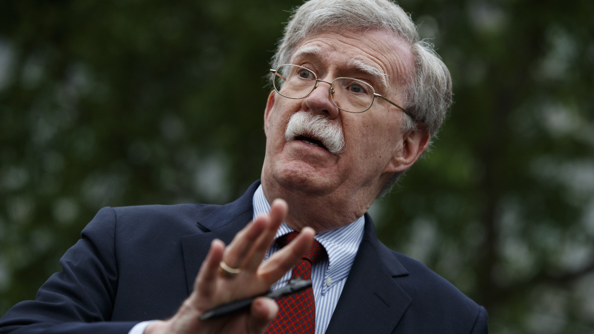 A 2019. május 1-i képen John Bolton, Donald Trump amerikai elnök nemzetbiztonsági tanácsadója sajtóértekezletet tart a washingtoni Fehér Ház kertjében. John Bolton 2019. szeptember 10-én Trump kérésére lemondott hivataláról.