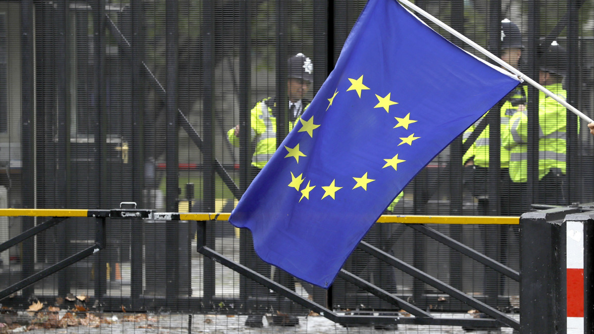 EU-zászlót lobogtat egy uniópárti tüntető a londoni parlamentnél 2019. szeptember 9-én. Boris Johnson konzervatív brit miniszterelnök kitart azon álláspontja mellett, miszerint a brit EU-tagság mindenképpen megszűnik október 31-én, akár sikerül újratárgyalni a hivatali elődje, Theresa May által az Európai Unióval 2018. novemberben elért, a londoni alsóház által azonban háromszor is elvetett megállapodást, akár nem. A kormányfő leszögezte, hogy semmilyen körülmények között nem kezdeményezi az Európai Uniónál a kilépés elhalasztását.