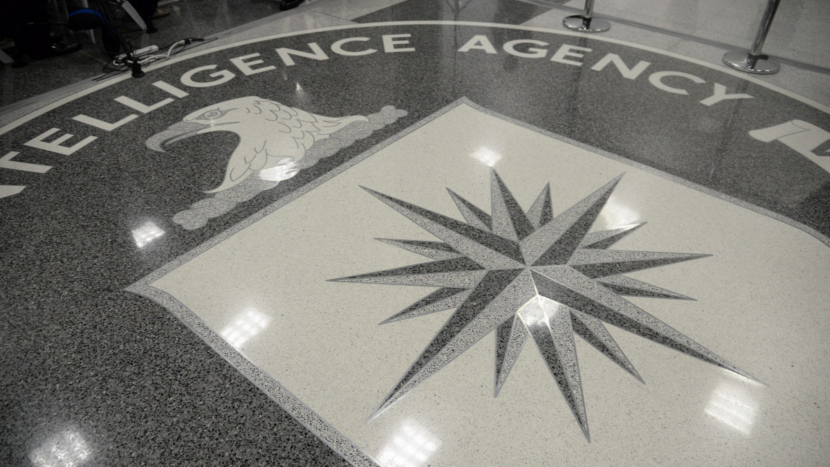 Langley, 2017. január 22.Az amerikai Központi Hírszerző Ügynökség, a CIA logója a szervezet Virginia állambeli Langleyben levő székháza padlóján Donald Trump új amerikai elnök látogatása alatt 2017. január 21-én. (MTI/EPA/Abaca/Olivier Douliery/pool)