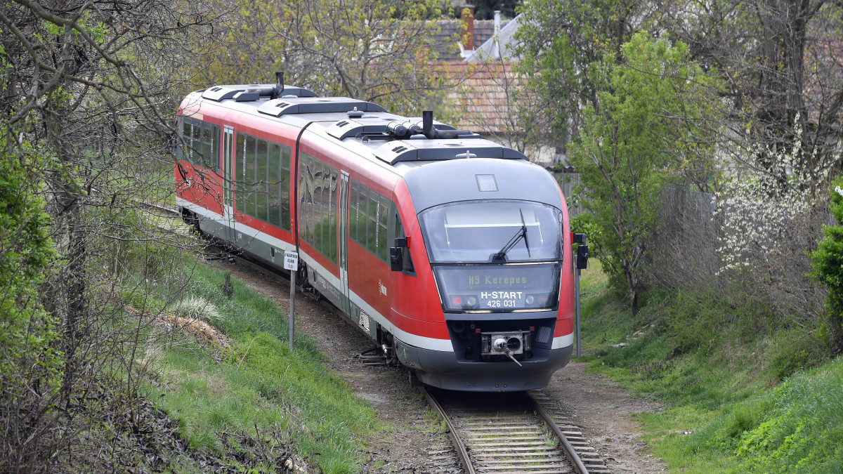 Desiro motorvonat közlekedik Csömör és Kistarcsa között 2019. április 12-én, tehermentesítve a gödöllői HÉV vonalat a Csömör-Kerepes szakaszon a Pécel és Aszód közötti vasútvonal felújítása alatt. A munkálatok során mindkét sínpárt újjáépítik, illetve Péceltől Turáig átépítik az állomásokat.