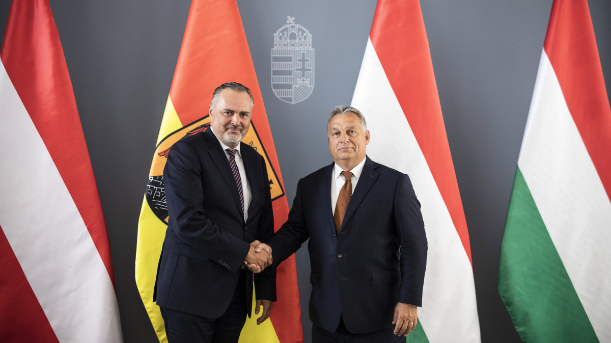 A Miniszterelnöki Sajtóiroda által közreadott képen Orbán Viktor miniszterelnök (j) fogadja Hans Peter Doskozil burgenlandi tartományfőnököt a Karmelita kolostorban 2019. szeptember 13-án.