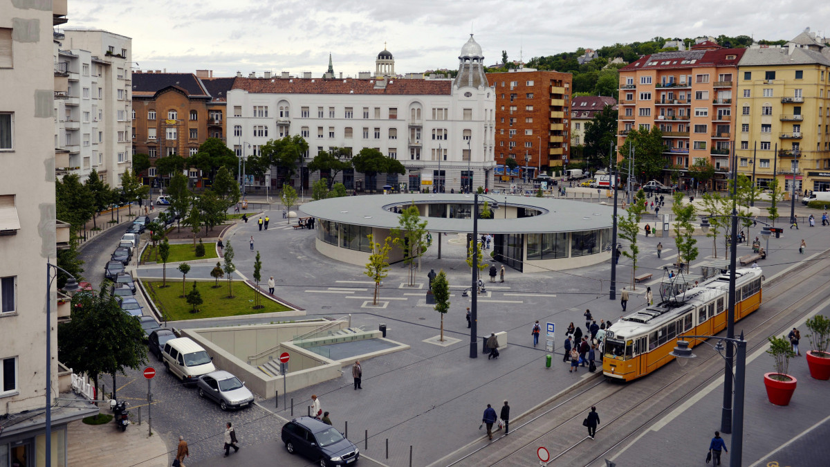 A felújított Gomba épülete Budapesten, a Móricz Zsigmond körtéren 2014. május 13-án.