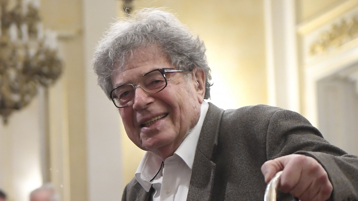 Konrád György Kossuth-díjas író érkezik a 85. születésnapja alkalmából rendezett ünnepi műsorra a budapesti Petőfi Irodalmi Múzeumban 2018. április 5-én.